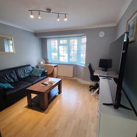 Appartement 2 Bed Flat Near Station With Parking&Comgarden à Sutton  Extérieur photo