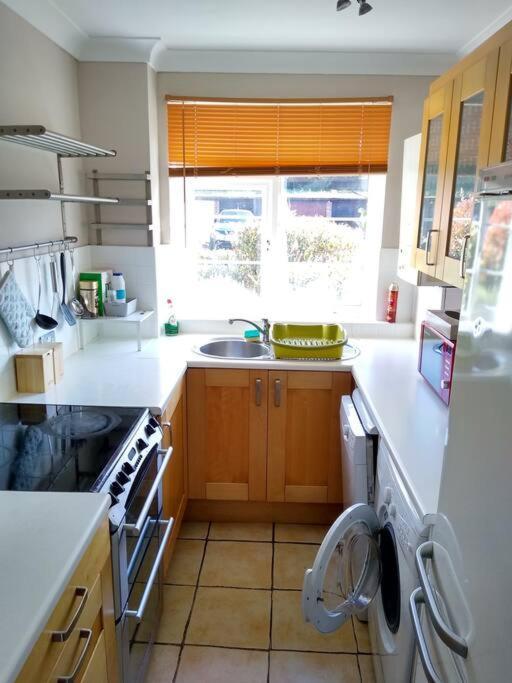 Appartement 2 Bed Flat Near Station With Parking&Comgarden à Sutton  Extérieur photo