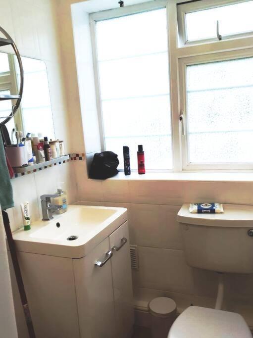 Appartement 2 Bed Flat Near Station With Parking&Comgarden à Sutton  Extérieur photo
