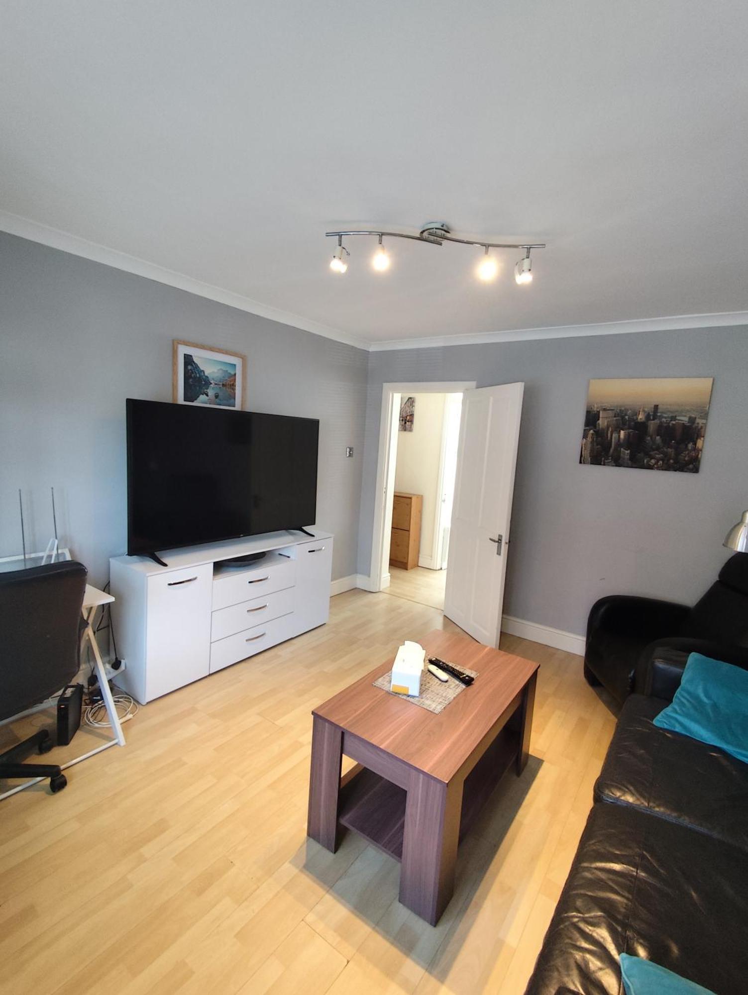 Appartement 2 Bed Flat Near Station With Parking&Comgarden à Sutton  Extérieur photo
